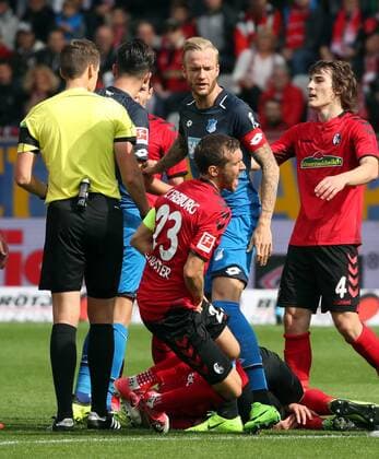 SC Freiburg - TSG 1899 Hoffenheim Deutschland, Freiburg, 01.10.2017, Fussball, Bundesliga, Saison 2017 2018, 7. Spieltag, SC Freiburg - TSG 1899 Hoffenheim: v.l. Julian Schuster (SC Freiburg), Kevin Vogt (TSG 1899 Hoffenheim).