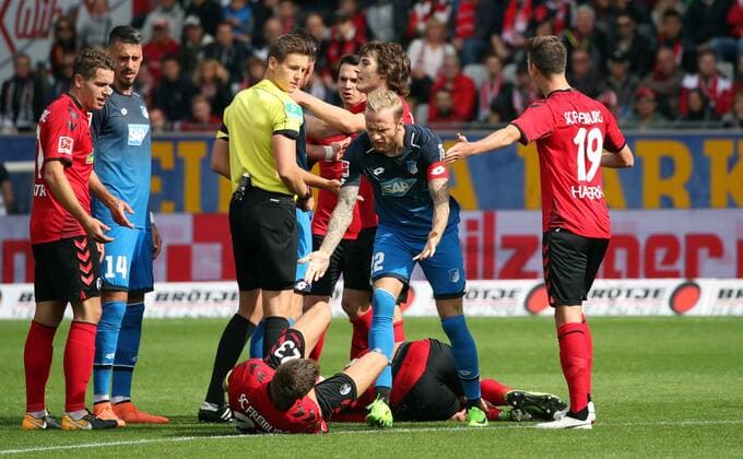 Bilder des Tages - SPORT SC Freiburg - TSG 1899 Hoffenheim Deutschland, Freiburg, 01.10.2017, Fussball, Bundesliga, Saison 2017 2018, 7. Spieltag, SC Freiburg - TSG 1899 Hoffenheim: v.l. Daniel Siebert (Schiedsrichter), Julian Schuster (SC Freiburg), Kevin Vogt (TSG 1899 Hoffenheim).