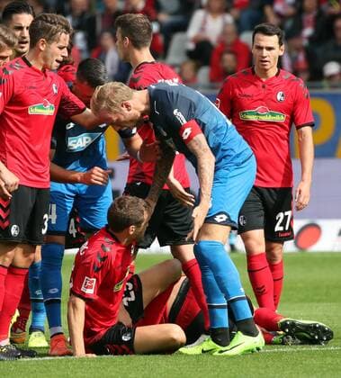 SC Freiburg - TSG 1899 Hoffenheim Deutschland, Freiburg, 01.10.2017, Fussball, Bundesliga, Saison 2017 2018, 7. Spieltag, SC Freiburg - TSG 1899 Hoffenheim: v.l. Julian Schuster (SC Freiburg), Kevin Vogt (TSG 1899 Hoffenheim).