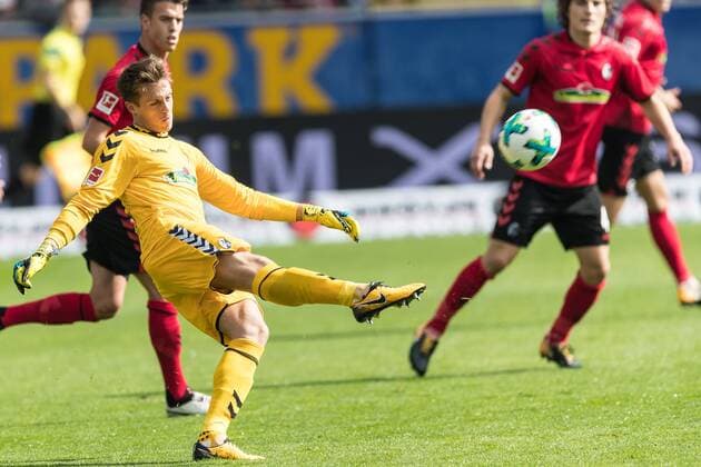 Bundesliga 7. Spieltag: SC Freiburg gegen TSG 1899 Hoffenheim Alexander Schwolow (SC Freiburg Nr. 1) bei Bundesliga 7. Spieltag: SC Freiburg gegen TSG 1899 Hoffenheim am 01.10. 2017 in Freiburg (Schwarzwald Stadion), Deutschland, Photo: Ulf Schiller 2017 BEAUTIFUL SPORTS xUSx