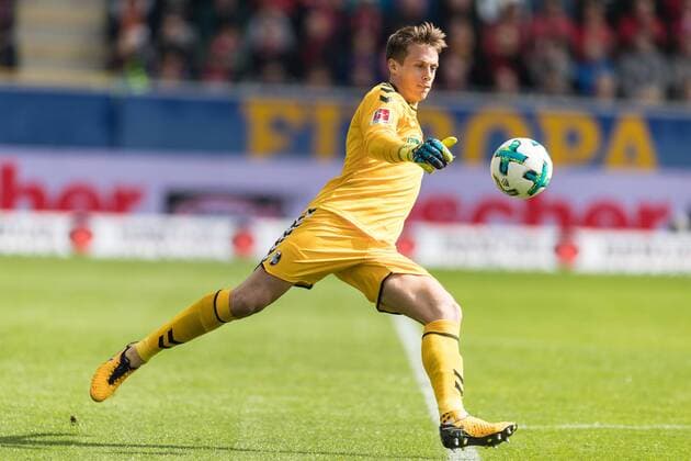 Bundesliga 7. Spieltag: SC Freiburg gegen TSG 1899 Hoffenheim Alexander Schwolow (SC Freiburg Nr. 1) bei Bundesliga 7. Spieltag: SC Freiburg gegen TSG 1899 Hoffenheim am 01.10. 2017 in Freiburg (Schwarzwald Stadion), Deutschland, Photo: Ulf Schiller 2017 BEAUTIFUL SPORTS xUSx