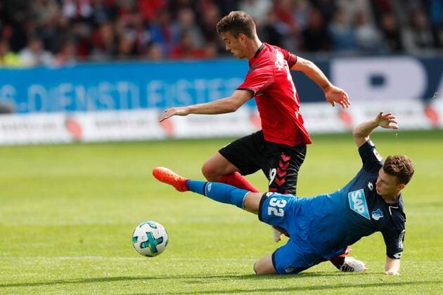 Bundesliga 7. Spieltag: SC Freiburg gegen TSG 1899 Hoffenheim Zweikampf Dennis Geiger (TSG 1899 Hoffenheim Nr. 32) gegen Janik Haberer (SC Freiburg Nr. 19) bei Bundesliga 7. Spieltag: SC Freiburg gegen TSG 1899 Hoffenheim am 01.10. 2017 in Freiburg (Schwarzwald Stadion), Deutschland, Photo: Ulf Schiller 2017 BEAUTIFUL SPORTS xUSx