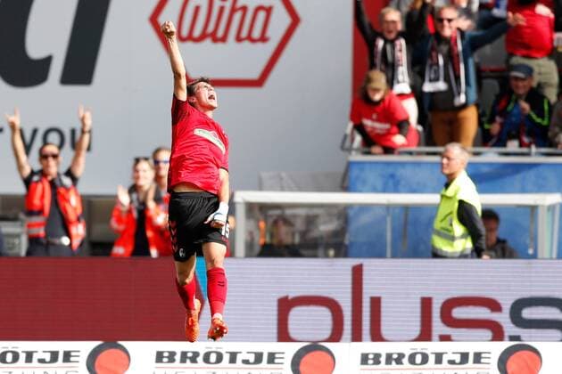 Bundesliga 7. Spieltag: SC Freiburg gegen TSG 1899 Hoffenheim Pascal Stenzel (SC Freiburg Nr. 15) gelingt das spielentscheidende 3:1 für SC Freiburg bei Bundesliga 7. Spieltag: SC Freiburg gegen TSG 1899 Hoffenheim am 01.10. 2017 in Freiburg (Schwarzwald Stadion), Deutschland, Photo: Ulf Schiller 2017 BEAUTIFUL SPORTS xUSx