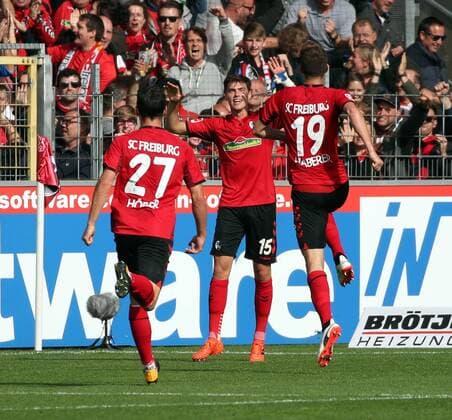 SC Freiburg - TSG 1899 Hoffenheim Deutschland, Freiburg, 01.10.2017, Fussball, Bundesliga, Saison 2017 2018, 7. Spieltag, SC Freiburg - TSG 1899 Hoffenheim: v.l. Nicolas Höfler, Pascal Stenzel, Janik Haberer (alle SC Freiburg); Jubel Tor 3:1 Stenzel.