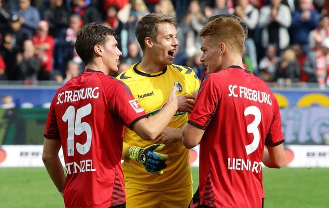 Freiburg m Fußball Bundesliga SC Freiburg vs. TSG 1899 Hoffenheim , Jubel freiburg , von links: Pascal Stenzel 7 Alexander Schwolow Philipp Lienhart ( Freiburg )