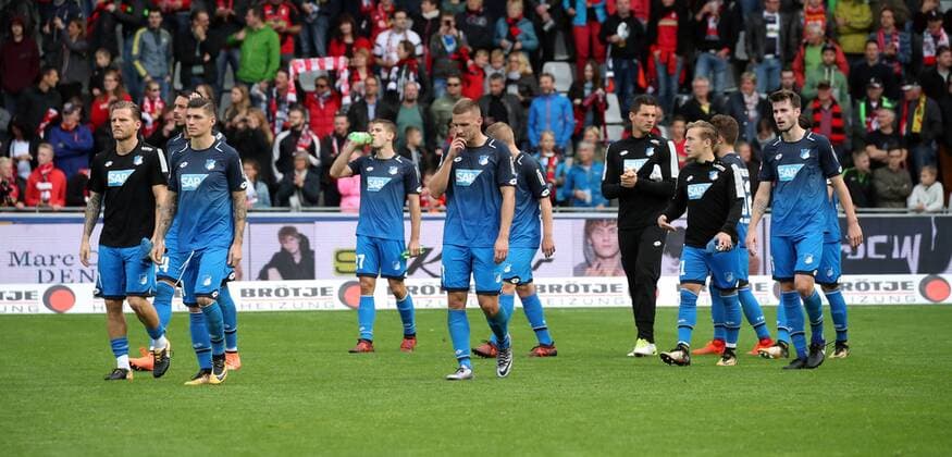 SC Freiburg - TSG 1899 Hoffenheim Deutschland, Freiburg, 01.10.2017, Fussball, Bundesliga, Saison 2017 2018, 7. Spieltag, SC Freiburg - TSG 1899 Hoffenheim: TSG 1899 Hoffenheim Spieler verlassen enttäuscht das Spielfeld.