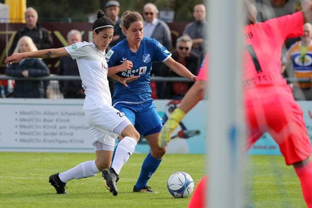 v.li.: Sara Doorsoun-Khajeh (Sara Doorsoun, SGS, 23), Nina Burger (Sand, 19), Lisa Weiß (Lisa Weiss, Torwart, SGS, 1), Zweikampf, Duell, duel, tackle, tackling, Dynamik, Action, Aktion, Fussball, Allianz Frauen-Bundesliga, SC Sand - SGS Essen, xozx