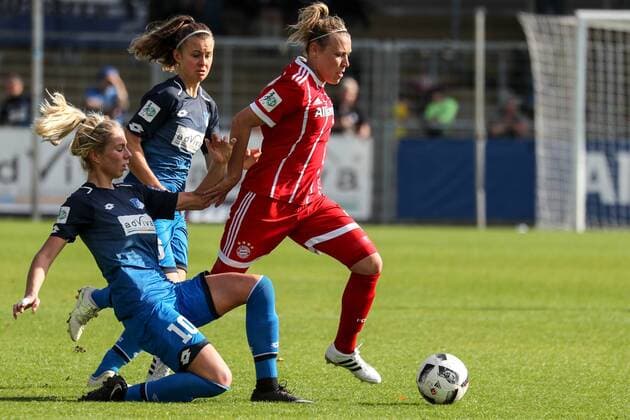 v.li.: Sharon Beck (TSG, 10), Lena Lattwein (TSG, 6), Kristin Demann (FCB, 4), Zweikampf, Duell, duel, tackle, tackling, Dynamik, Action, Aktion, Fussball, Allianz Frauen-Bundesliga, TSG 1899 Hoffenheim - FC Bayern München, xozx