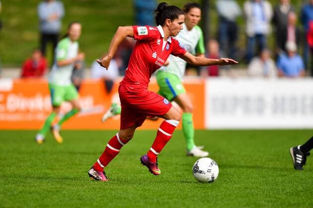 Marina Himmighofen (MSV, 21) im Vorwärtslauf, Fussball, Allianz Frauen-Bundesliga, MSV Duisburg - VFL Wolfsburg, xmkx