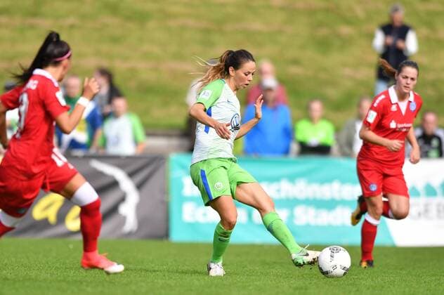 Sara Björk Gunnarsdottir (Sara Bjoerk Gunnarsdottir, Wolfsburg, 7) spielt den Ball, Fussball, Allianz Frauen-Bundesliga, MSV Duisburg - VFL Wolfsburg, xmkx