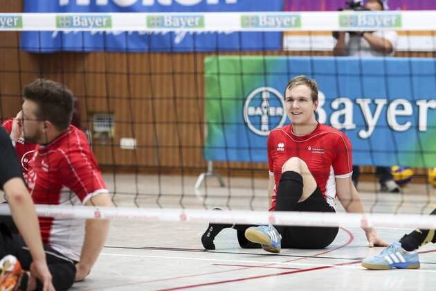 Deutsche Meisterschaften Sitzvolleyball; Leverkusen, 01.10.17 Stefan Haehnlein (TSV Bayer 04 Leverkusen); TSV Bayer 04 Leverkusen vs. Dresdner SC 1898 - Impressionen: Deutsche Meisterschaften Sitzvolleyball am 01.10.17 in der Herbert-Gruenewald-Halle in Leverkusen (Deutschland). xakx