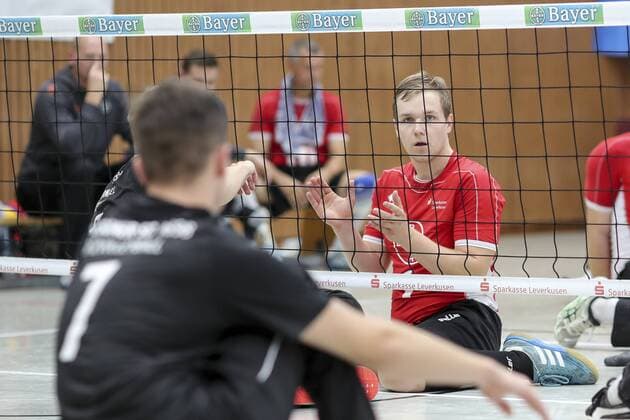Deutsche Meisterschaften Sitzvolleyball; Leverkusen, 01.10.17 Stefan Haehnlein (TSV Bayer 04 Leverkusen); TSV Bayer 04 Leverkusen vs. Dresdner SC 1898 - Impressionen: Deutsche Meisterschaften Sitzvolleyball am 01.10.17 in der Herbert-Gruenewald-Halle in Leverkusen (Deutschland). xakx