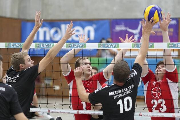 Deutsche Meisterschaften Sitzvolleyball; Leverkusen, 01.10.17 Stefan Haehnlein (TSV Bayer 04 Leverkusen, links), Lukas Schiwy TSV Bayer 04 Leverkusen); TSV Bayer 04 Leverkusen vs. Dresdner SC 1898 - Impressionen: Deutsche Meisterschaften Sitzvolleyball am 01.10.17 in der Herbert-Gruenewald-Halle in Leverkusen (Deutschland). xakx