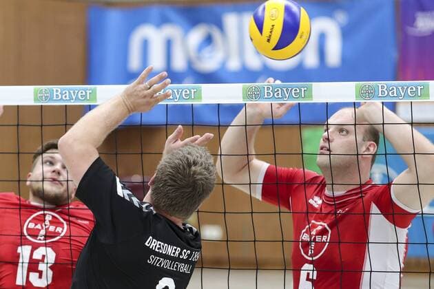 Deutsche Meisterschaften Sitzvolleyball; Leverkusen, 01.10.17 Dominik Albrecht (TSV Bayer 04 Leverkusen); TSV Bayer 04 Leverkusen vs. Dresdner SC 1898 - Impressionen: Deutsche Meisterschaften Sitzvolleyball am 01.10.17 in der Herbert-Gruenewald-Halle in Leverkusen (Deutschland). Links Mathis Tigler (TSV Bayer 04 Leverkusen). xakx