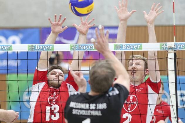 Deutsche Meisterschaften Sitzvolleyball; Leverkusen, 01.10.17 Beim Block: Mathis Tigler (TSV Bayer 04 Leverkusen, links) und Thomas Renger (TSV Bayer 04 Leverkusen); TSV Bayer 04 Leverkusen vs. Dresdner SC 1898 - Impressionen: Deutsche Meisterschaften Sitzvolleyball am 01.10.17 in der Herbert-Gruenewald-Halle in Leverkusen (Deutschland). xakx