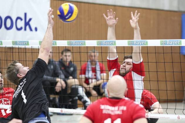 Deutsche Meisterschaften Sitzvolleyball; Leverkusen, 01.10.17 Mathis Tigler (TSV Bayer 04 Leverkusen) blockt Alexander Schiffler (Dresdner SC 1898); TSV Bayer 04 Leverkusen vs. Dresdner SC 1898 - Impressionen: Deutsche Meisterschaften Sitzvolleyball am 01.10.17 in der Herbert-Gruenewald-Halle in Leverkusen (Deutschland). xakx