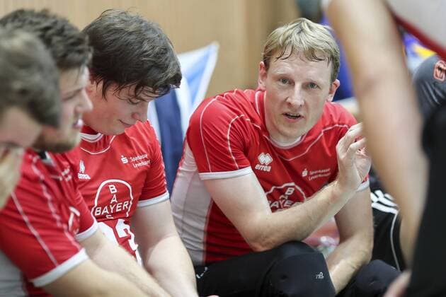 Deutsche Meisterschaften Sitzvolleyball; Leverkusen, 01.10.17 Thomas Renger (TSV Bayer 04 Leverkusen) bei einer Auszeit; TSV Bayer 04 Leverkusen vs. Dresdner SC 1898 - Impressionen: Deutsche Meisterschaften Sitzvolleyball am 01.10.17 in der Herbert-Gruenewald-Halle in Leverkusen (Deutschland). xakx