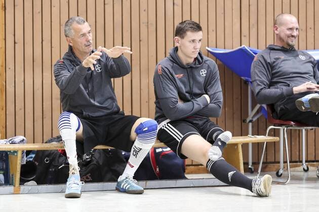 Deutsche Meisterschaften Sitzvolleyball; Leverkusen, 01.10.17 Dirigiert: Spieler Siegmund Soicke (TSV Bayer 04 Leverkusen); TSV Bayer 04 Leverkusen vs. Dresdner SC 1898 - Impressionen: Deutsche Meisterschaften Sitzvolleyball am 01.10.17 in der Herbert-Gruenewald-Halle in Leverkusen (Deutschland). xakx