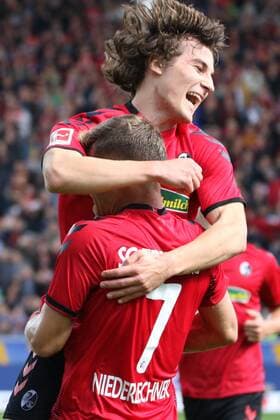 ??aglar S??yuencue (Freiburg) erzielte die 2:1 Fuehrung fuer Freiburg und wird von Florian Niederlechner (Freiburg) gefeiert, 1. BL: 17-18 - 7. Spieltag - SC Freiburg vs. TSG 1899 Hoffenheim Freiburg Copyright: xEIBNERx xJoachimxHahnex EP_jhe