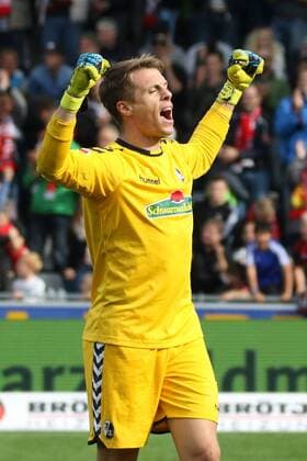 Torwart Alexander Schwolow (Freiburg) bejubelt nach dem Schlusspfiff den ersten Saisonsieg des Schwarzwaelder Bundesligisten - 1. BL: 17-18 - 7. Spieltag - SC Freiburg vs. TSG 1899 Hoffenheim Freiburg Copyright: xEIBNERx xJoachimxHahnex EP_jhe
