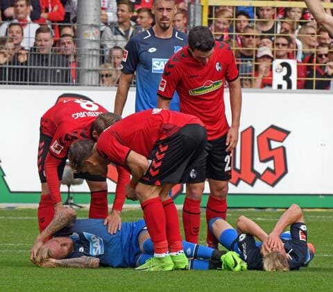 SC Freiburg vs TSG 1899 Hoffenheim Freiburg, Schwarzwald Stadion, 1.10.2017 13:30 Uhr; Fu?ball 1. Bl Saison 2017-2018 7. Spieltag Kevin Vogt, Hoffenheim (links) und rechts, verletzt vom Feld ins Krankenhaus, Robin Hack, Hoffenheim Foto- und alle