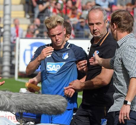 SC Freiburg vs TSG 1899 Hoffenheim Freiburg, Schwarzwald Stadion, 1.10.2017 13:30 Uhr; Fu?ball 1. Bl Saison 2017-2018 7. Spieltag verletzt vom Feld ins Krankenhaus, Robin Hack, Hoffenheim. Cheftrainer Julian Nagelsmann, Hoffenheim (rechts) reict ihm die Hand. Foto- und alle