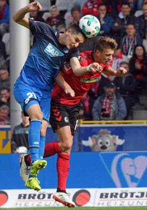 SC Freiburg vs TSG 1899 Hoffenheim Freiburg, Schwarzwald Stadion, 1.10.2017 13:30 Uhr; Fu?ball 1. Bl Saison 2017-2018 7. Spieltag Benjamin Hübner Huebner, Hoffenheim; Janik HABERER, SC Freiburg Foto- und alle