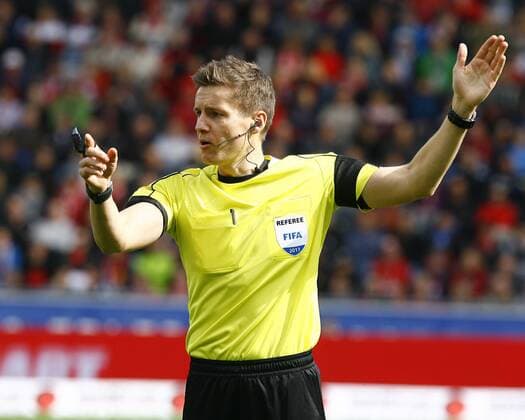 SC Freiburg - TSG 1899 Hoffenheim Daniel SIEBERT, DFB-Schiedsrichter, fifa-referee, Halbkörper, Gestik, Einzelbild, quer, Fußball, 1.BL Saison 2017 2018