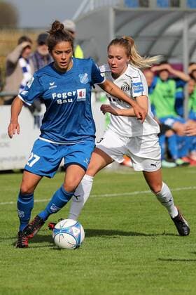 v.li.: Laura Feiersinger (Sand, 27), Turid Knaak (SGS, 33), Zweikampf, Duell, duel, tackle, tackling, Dynamik, Action, Aktion, Fussball, Allianz Frauen-Bundesliga, SC Sand - SGS Essen, xozx