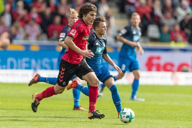 Bundesliga 7. Spieltag: SC Freiburg gegen TSG 1899 Hoffenheim Caglar Soeyuencue (SC Freiburg Nr. 4) bei Bundesliga 7. Spieltag: SC Freiburg gegen TSG 1899 Hoffenheim am 01.10. 2017 in Freiburg (Schwarzwald Stadion), Deutschland, Photo: Ulf Schiller 2017 BEAUTIFUL SPORTS xUSx