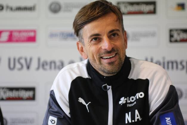 01.10.2017 xcex Deutschland, Jena, Fussball, Frauenfussball Allianz Frauen-Bundesliga Saison 2017 2018 FF USV Jena gegen 1. FFC Frankfurt Cheftrainer Niko Arnautis (Frankfurt)