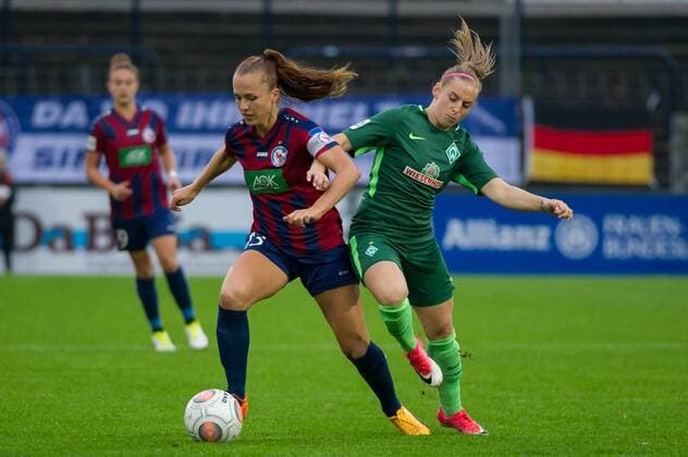v.li.: Lia Wälti (Waelti, 1. FFC Turbine Potsdam, 13) im Zweikampf, Duell mit Cindy König (Koenig, SV Werder Bremen, 11), Fussball, Allianz Frauen-Bundesliga, 1. FFC Turbine Potsdam - SV Werder Bremen, xobx