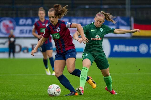 v.li.: Lia Wälti (Waelti, 1. FFC Turbine Potsdam, 13) im Zweikampf, Duell mit Cindy König (Koenig, SV Werder Bremen, 11), Fussball, Allianz Frauen-Bundesliga, 1. FFC Turbine Potsdam - SV Werder Bremen, xobx