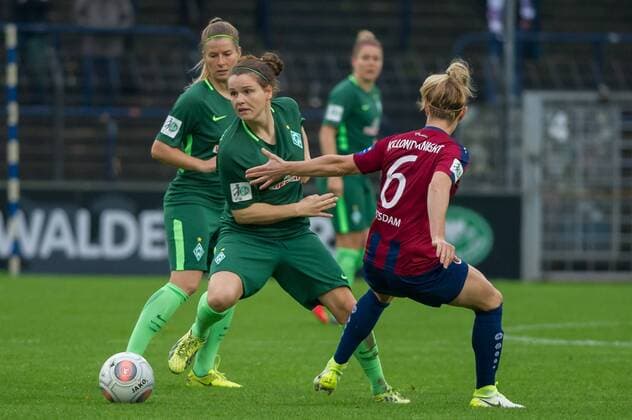 v.li.: Janine Angrick (SV Werder Bremen, 8) im Zweikampf, Duell mit Elise Kellond Knight (1. FFC Turbine Potsdam, 6), Fussball, Allianz Frauen-Bundesliga, 1. FFC Turbine Potsdam - SV Werder Bremen, xobx