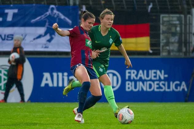 v.li.: Sarah Zadrazil (1. FFC Turbine Potsdam, 27) im Zweikampf, Duell mit Janine Angrick (SV Werder Bremen, 8), Fussball, Allianz Frauen-Bundesliga, 1. FFC Turbine Potsdam - SV Werder Bremen, xobx