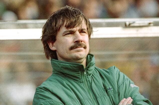 Hannover 96 Trainer Reinhard Saftig. Aus 1. BL Saison 1988-1989 Hannover 96 (Rot) gegen Borussia Mönchengladbach 0:1 am 25.03.1989 im Niedersachsenstadion.