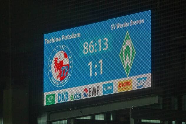 Die Anzeigetafel zeigt das Ergebnis von 1:1, Spielstand, Fussball, Allianz Frauen-Bundesliga, 1. FFC Turbine Potsdam - SV Werder Bremen, xobx