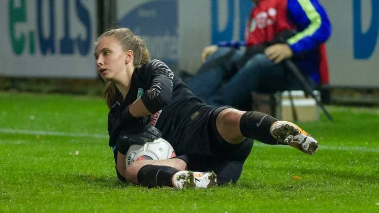 Torhüterin, Torwart Anneke Borbe (SV Werder Bremen, 30) am Ball, Einzelbild, Aktion, Action, Fussball, Allianz Frauen-Bundesliga, 1. FFC Turbine Potsdam - SV Werder Bremen, xobx