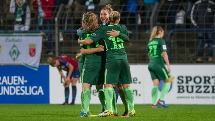 Die Spielerinnen des SV Werder Bremen mit Jubel über den Sieg, Freude über das gewonnene Spiel, Fussball, Allianz Frauen-Bundesliga, 1. FFC Turbine Potsdam - SV Werder Bremen, xobx