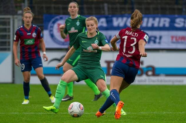 v.li.: Verena Volkmer (SV Werder Bremen, 16) im Zweikampf, Duell mit Lia Wälti (Waelti, 1. FFC Turbine Potsdam, 13), Fussball, Allianz Frauen-Bundesliga, 1. FFC Turbine Potsdam - SV Werder Bremen, xobx
