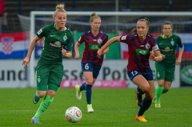 v.li.: Lina Hausicke (SV Werder Bremen, 18) im Laufduell, Zweikampf, Duell mit Lia Wälti (Waelti, 1. FFC Turbine Potsdam, 13), Fussball, Allianz Frauen-Bundesliga, 1. FFC Turbine Potsdam - SV Werder Bremen, xobx