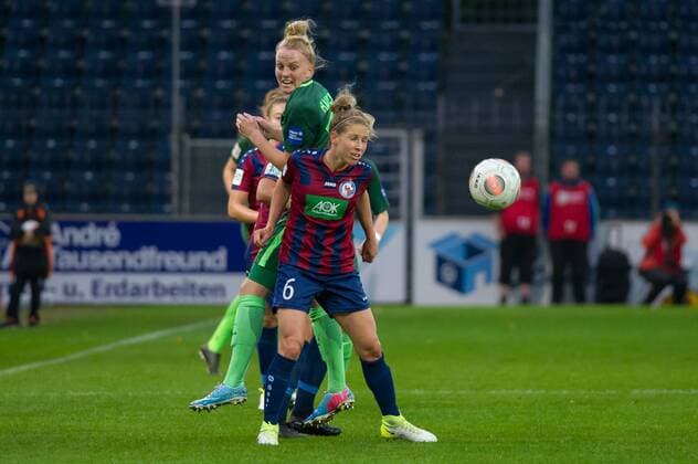 v.li.: Lina Hausicke (SV Werder Bremen, 18) im Zweikampf, Duell mit Elise Kellond Knight (1. FFC Turbine Potsdam, 6), Fussball, Allianz Frauen-Bundesliga, 1. FFC Turbine Potsdam - SV Werder Bremen, xobx