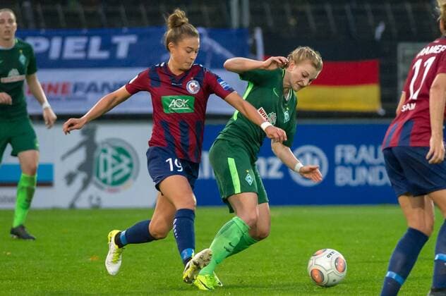 v.li.: Felicitas Rauch (1. FFC Turbine Potsdam, 19) im Zweikampf, Duell mit Verena Volkmer (SV Werder Bremen, 16), Fussball, Allianz Frauen-Bundesliga, 1. FFC Turbine Potsdam - SV Werder Bremen, xobx