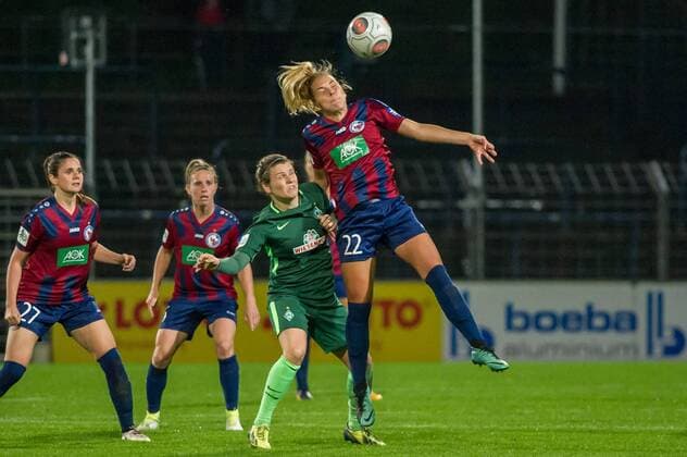 v.li.: Janine Angrick (SV Werder Bremen, 8) im Kopfballduell, Kopfball, Zweikampf mit Nina Ehegötz (Ehegoetz, 1. FFC Turbine Potsdam, 22), Fussball, Allianz Frauen-Bundesliga, 1. FFC Turbine Potsdam - SV Werder Bremen, xobx