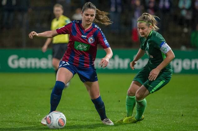 v.li.: Sarah Zadrazil (1. FFC Turbine Potsdam, 27) im Zweikampf, Duell mit Marie-Louise Eta (SV Werder Bremen, 6), Fussball, Allianz Frauen-Bundesliga, 1. FFC Turbine Potsdam - SV Werder Bremen, xobx