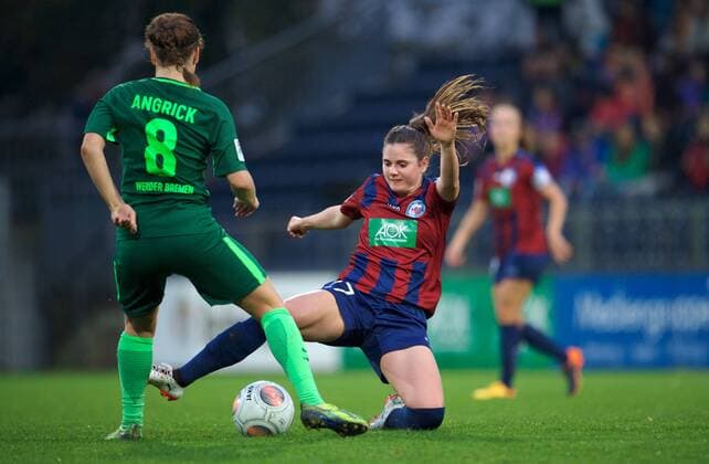 Fussball Frauen 1.Bundesliga 02.10.2017 4. Spieltag Potsdam Karl Liebknecht Stadion 1 FFC Turbine Potsdam geg SV Werder Bremen 1 : 1 vlnr Janine ANGRICK 8 Werder Bremen geg Sarah ZADRAZIL 27 Turbine Foto camera 4 Eberhard Thonfeld