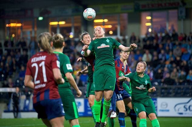 Fussball Frauen 1.Bundesliga 02.10.2017 4. Spieltag Potsdam Karl Liebknecht Stadion 1 FFC Turbine Potsdam geg SV Werder Bremen 1 : 1 Bianca SCHMIDT 20 Turbine geg Katharina SCHIECHTL 9 Werder Bremen Foto camera 4 Eberhard Thonfeld