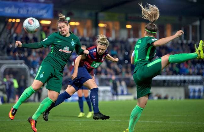 Fussball Frauen 1.Bundesliga 02.10.2017 4. Spieltag Potsdam Karl Liebknecht Stadion 1 FFC Turbine Potsdam geg SV Werder Bremen 1 : 1 vlnr Lisa Marie SCHOLZ 7 Werder Bremen Kopfball von Svenja HUTH 9 Turbine Marie Louise ETA 6 Werder Bremen Foto camera 4 Eberhard Thonfeld