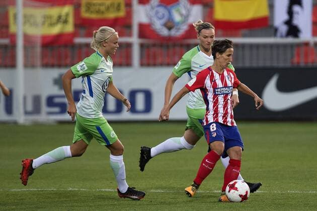 Atletico de Madrid s Sonia Bermudez in action against two Wolfsburg players during the UEFA Champions League women s match between Ateltico de Madrid and Wolfsburg at the Wanda Sports City in Madrid, Spain, 04 October 2017. Ateltico de Madrid vs. Wolfsburg !ACHTUNG: NUR REDAKTIONELLE NUTZUNG!  Copyright: xRodrigoxJimenezx MAD003 20171004-636427457117691126