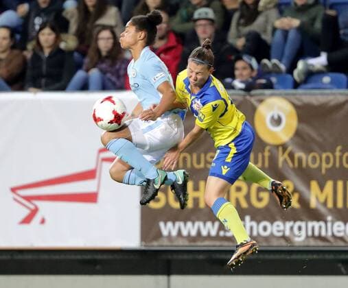 Bilder des Tages - SPORT SOCCER - CL women, St.Poelten vs Man.City SANKT POELTEN,AUSTRIA,04.OCT.17 - SOCCER - UEFA Champions League, women, SKN Sankt Poelten vs Manchester City. Image shows Demi Stokes (Manchester City) and Julia Tabotta (St.Poelten). GEPAxpictures xWalterxLuger